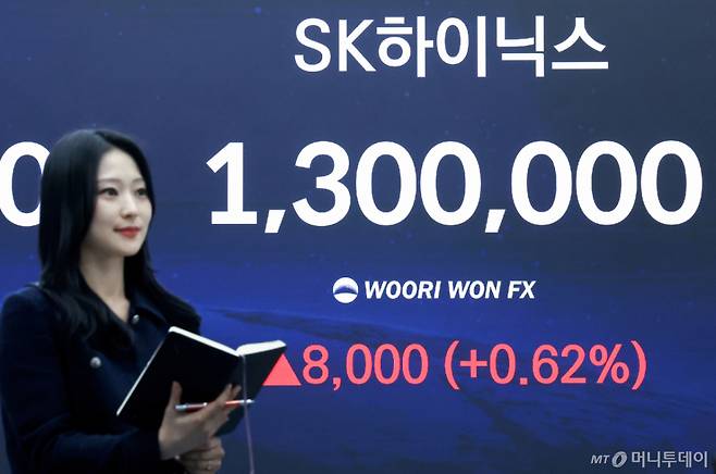코스피 지수가 연일 사상 최고치를 경신한 지난달 28일 오후 서울 중구 우리은행 본점 딜링룸 전광판에 SK하이닉스 종가가 표시되고 있다.  이날 코스피는 전 거래일 대비 25.99포인트(0.39%) 오른 6641.02에 거래를 마쳤다. /사진=뉴스1