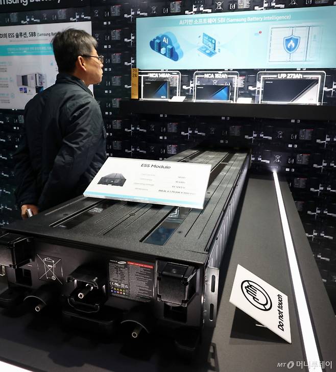 지난 3월11일 서울 코엑스에서 열린 인터배터리 2026에서 삼성SDI 부스를 찾은 사람들이 에너지저장장치(ESS) 제품을 살펴보고 있다. /사진=뉴스1