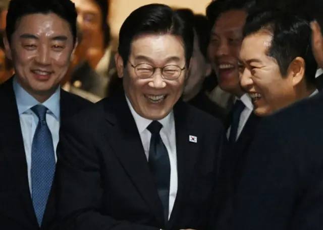 이재명 대통령이 서울 여의도 국회에서 2026년도 정부 예산안에 대한 시정연설을 한 뒤 본회의장을 나서며 정청래 더불어민주당 대표 등과 인사하고 있다. 국회사진기자단