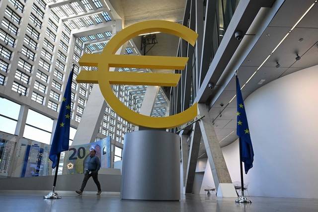 지난달 30일 독일 프랑크푸르트 유럽중앙은행(ECB) 방문자센터에 설치된 유럽연합(EU) 로고 옆을 한 남성이 지나가고 있다. AFP 연합뉴스