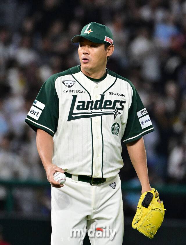 2026년 5월 1일 오후 인천 SSG랜더스필드에서 열린 '2026 신한 SOL KBO리그' 롯데 자이언츠와 SSG 랜더스의 경기. SSG 노경은이 8회초 구원등판해 투구를 준비하고 있다./마이데일리