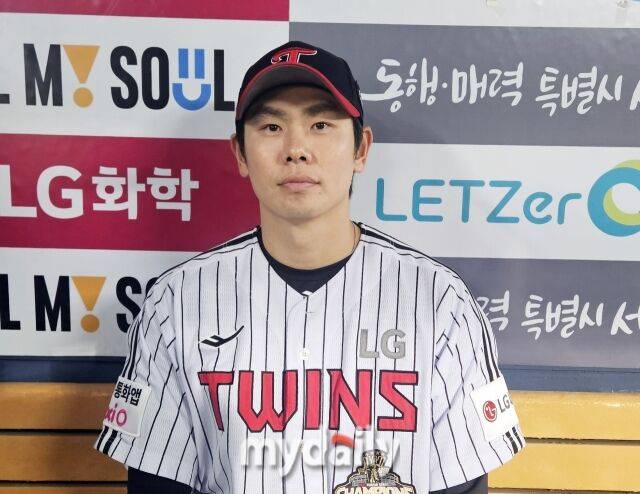 홍창기가 경기 후 포즈를 취하고 있다./잠실=심혜진 기자