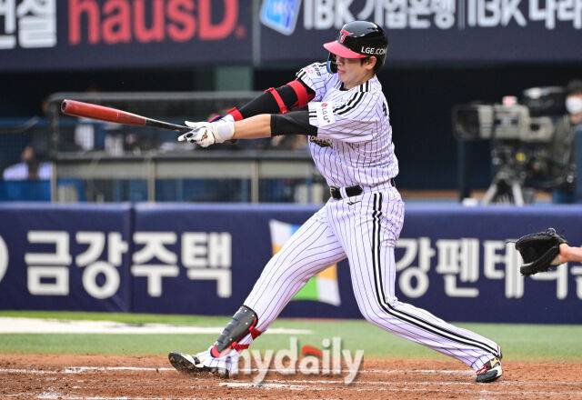 LG 홍창기가 2일 오후 서울 잠실구장에서 열린 '2026 신한 SOL KBO리그' NC 다이노스와 경기 3회말 1사 만루서 2타점 적시타를 치고 있다./잠실=유진형 기자