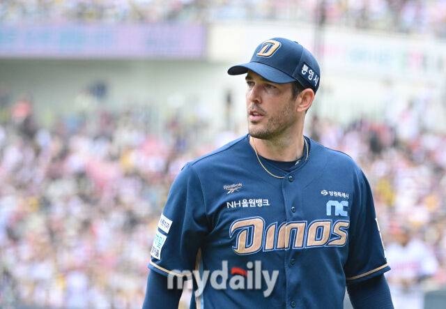 NC 선발투수 버하겐이 2일 오후 서울 잠실구장에서 열린 '2026 신한 SOL KBO리그' LG 트윈스의 경기 1.2이닝 4실점 투구를 한 뒤 마운드를 내려가고 있다.