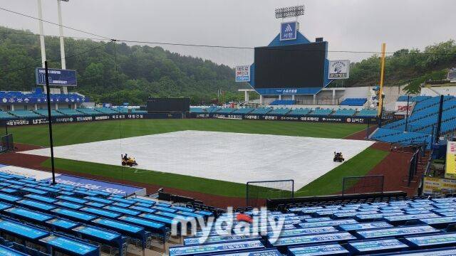 5월 3일 대구 삼성 라이온즈파크에 비가 내리고 있다./대구 = 김경현 기자