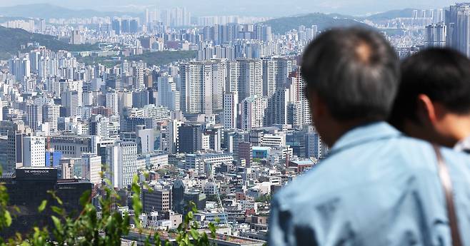 지난달 26일 서울 남산에서 바라본 도심 곳곳에 아파트가 빼곡하다. [연합]