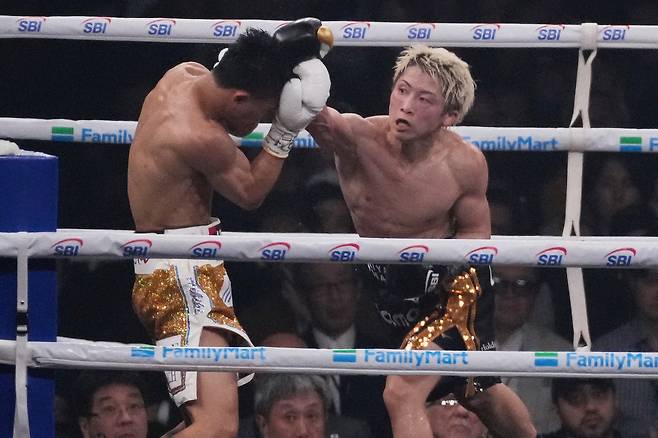 2일 밤 일본 도쿄돔에서 열린 WBA, WBC, IBF, WBO 4개 기구 슈펴밴텀급 통합타이틀전에서 챔피언 이노우에 나오야(오른쪽)가 스트레이트를 나카타니 준토에게 던지고 있다. [AP]