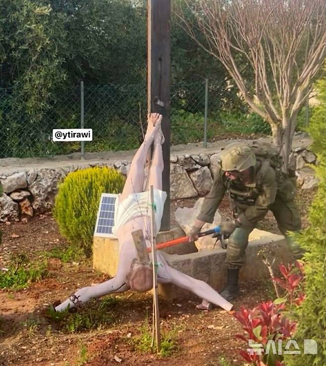 [서울=뉴시스]군복을 입은 한 남성이 예수 그리스도상을 망치로 내려치고 있다.  사진 게시자는 19일(현지시간) 이 남성이 레바논 남부에서 작전 중인 이스라엘 군인이라고 주장했다. (사진 = 유니스 티라위 엑스 계정 갈무리) 2026.04.20
