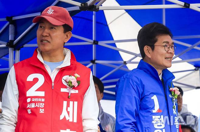 [서울=뉴시스] 정병혁 기자 = 정원오 더불어민주당 서울시장 후보와 오세훈 국민의힘 서울시장 후보가 3일 서울 용산구 효창운동장에서 열린 제44회 서울특별시장기 축구대회 개회식에 참석해 있다. 2026.05.03. jhope@newsis.com