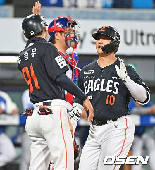 [OSEN=대구, 이석우 기자] 2일 대구삼성라이온즈파크에서 2026 신한 SOL KBO 리그 삼성 라이온즈와 한화 이글스의 경기가 열렸다. 홈팀 삼성은 장찬희가, 방문팀 한화는 문동주가 선발 출전했다. 한화 이글스 이진영이 7회초 2사 2루 좌중월 2점 홈런을 치고 하이파이브를 하고 있다. 2026.05.02 / foto0307@osen.co.kr