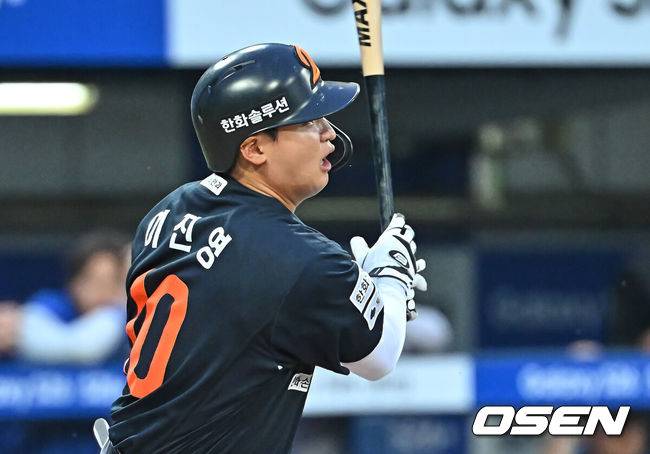 [OSEN=대구, 이석우 기자] 2일 대구삼성라이온즈파크에서 2026 신한 SOL KBO 리그 삼성 라이온즈와 한화 이글스의 경기가 열렸다. 홈팀 삼성은 장찬희가, 방문팀 한화는 문동주가 선발 출전했다. 한화 이글스 이진영이 6회초 1사 2,3루 중견수 왼쪽 2타점 안타를 치고 있다. 2026.05.02 / foto0307@osen.co.kr