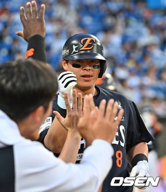[OSEN=대구, 이석우 기자] 2일 대구삼성라이온즈파크에서 2026 신한 SOL KBO 리그 삼성 라이온즈와 한화 이글스의 경기가 열렸다. 홈팀 삼성은 장찬희가, 방문팀 한화는 문동주가 선발 출전했다. 한화 이글스 노시환이 6회초 2사 1루 좌중월 2점 홈런을 치고 하이파이브를 하고 있다. 2026.05.02 / foto0307@osen.co.kr