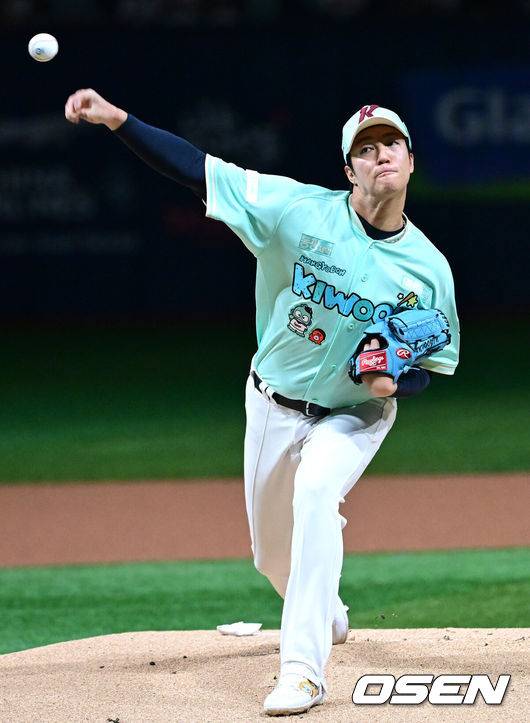 [OSEN=고척, 최규한 기자] 2일 서울 고척스카이돔에서 ‘2026 신한 SOL KBO리그’ 키움 히어로즈와 두산 베어스의 경기가 열렸다.홈팀 키움은 안우진, 방문팀 두산은 웨스 벤자민을 선발투수로 내세웠다. 키움 선발 안우진이 힘차게 공을 뿌리고 있다. 2026.05.02 / dreamer@osen.co.kr