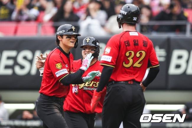 KIA 김도영이 역전 3점 홈런을 치고 동료들의 환영을 받고 있다./KIA 타이거즈 제공