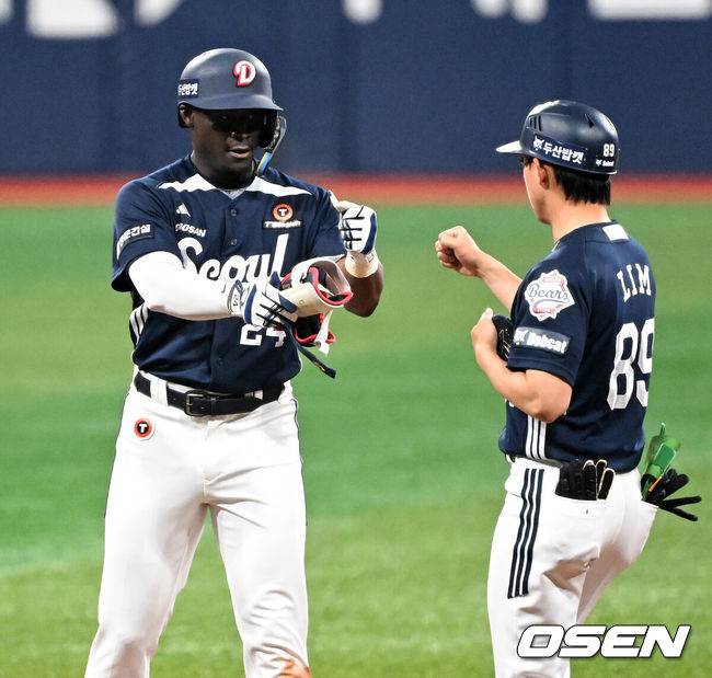 [OSEN=고척, 이대선 기자] 3일 서울 고척스카이돔에서 2026 신한 SOL KBO리그 키움 히어로즈와 두산 베어스의 경기가 열렸다.이날 키움은 박준현, 두산 곽빈을 선발로 내세웠다.6회초 무사에서 두산 카메론이 우중간 2루타를 치고 환호하고 있다. 2026.05.03 /sunday@osen.co.kr