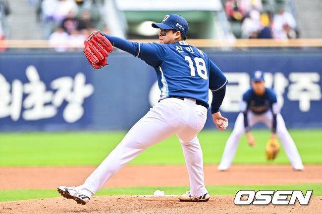 [OSEN=잠실, 박준형 기자] 3일 오후 서울 잠실구장에서 '2026 신한 SOL Bank KBO리그'&nbsp;LG 트윈스와 NC 다이노스의 경기가 진행됐다.이날 LG는 이상영을, NC는 신민혁을 선발투수로 내세웠다. 2회말 NC 선발투수 신민혁이 역투하고 있다.     2026.05.03 / soul1014@osen.co.kr