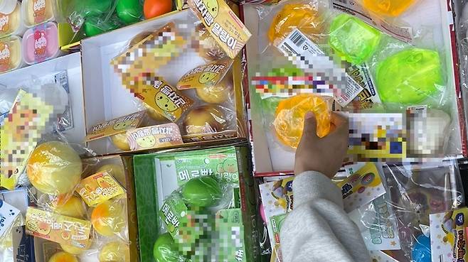 서울 종로구 창신동 문구·완구 시장에서&nbsp;손님들이 매대에 놓인 ‘말랑이’를 만져 보고 있다. 전민 인턴기자