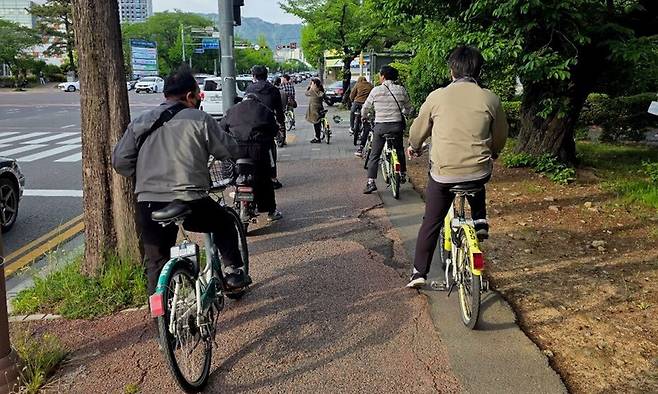 출퇴근길 공공자전거 누비자를 이용하는 창원시민들. 창원시 제공