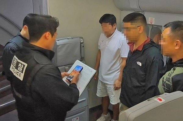 1일 마약류&nbsp;공급&nbsp;혐의를 받는 최모씨(오른쪽 세 번째)에 대한 체포영장이 태국 공항&nbsp;기내에서 집행되고 있다. 경찰청 국가수사본부 제공