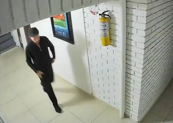 나훔 이스라엘 에버가 지난달 21일 오후 9시쯤 콜롬비아 보고타의 에어비앤비 숙소를 나서는 모습. 그는 이후 숨진 채 발견됐으며 현지 경찰은 살해 경위를 수사하고 있다. 노티시아스 카라콜 유튜브 캡처