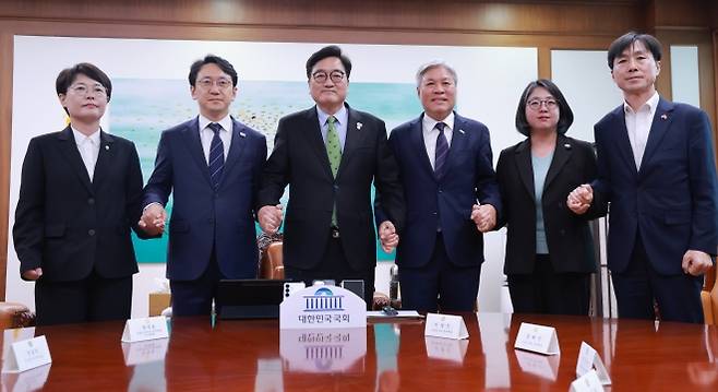 우원식 국회의장이 지난달 28일 국회 의장실에서 열린 초당적 개헌추진을 위한 제정당 제3차 연석회의에 참석해 기념 촬영하고 있다. 왼쪽부터 전종덕 진보당 원내부대표, 천준호 더불어민주당 원내대표 직무대행, 우 의장, 서왕진 조국혁신당 원내대표, 용혜인 기본소득당 대표 겸 원내대표, 한창민 사회민주당 대표 겸 원내대표. 연합뉴스