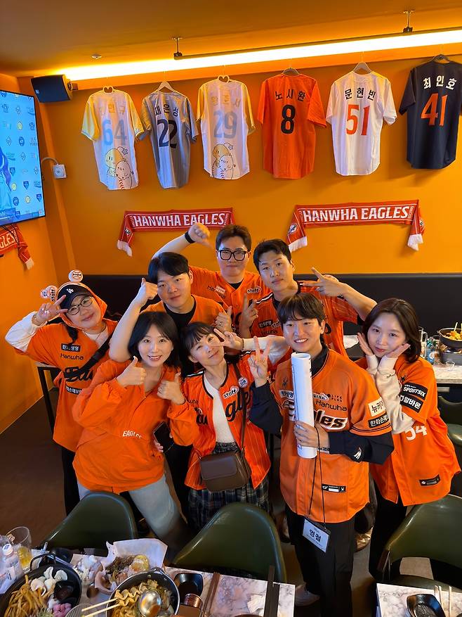 ‘한화팬 SOLO’ 1기 행사 당일이던 지난 17일 준비를 마친 스태프들이 기념촬영을 하고 있다. 문혜성 씨 제공