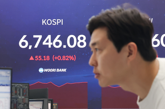 30일 서울 중구 우리은행 본점 딜링룸 현황판에 코스피가 표시돼 있다. 연합뉴스