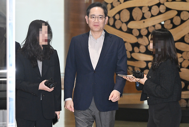 이재용 삼성전자 회장 등 삼성가(家) 유족들이 5년 만에 이건희 선대회장이 남긴 유산에 대한 12조 원의 상속세를 완납했다. 재계에서는 이를 사회적 책임을 다하는 ‘노블레스 오블리주’를 실천하는 대표적인 국내 사례로 평가하고 있다. 사진은 이재용 회장이 지난해 4월 일본 출장을 마치고 서울 강서구 서울김포비즈니스항공센터(SGBAC)를 통해 귀국하는 모습. 서울경제DB