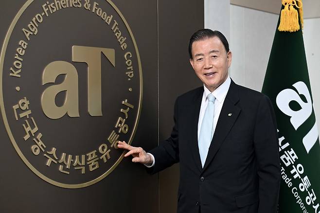 홍문표 한국농수산식품유통공사(aT) 사장이 지난달 30일 서울 서초구 aT양재센터에서 서울경제신문과 인터뷰에 앞서 기관을 소개하고 있다. 조태형 기자