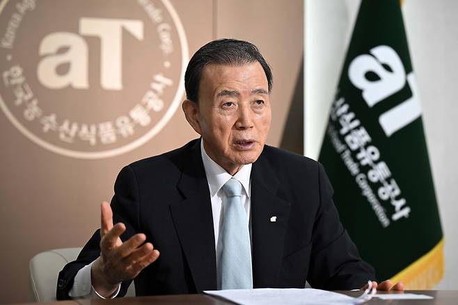 홍문표 한국농수산식품유통공사(aT) 사장이 지난달 30일 서울 서초구 aT양재센터에서 서울경제신문과 인터뷰에 앞서 기관을 소개하고 있다. 조태형 기자
