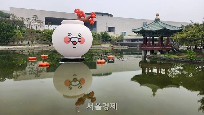 국립중앙박물관 거울못에 전시된 ‘백자 춘항아리’ 모습. 최수문기자