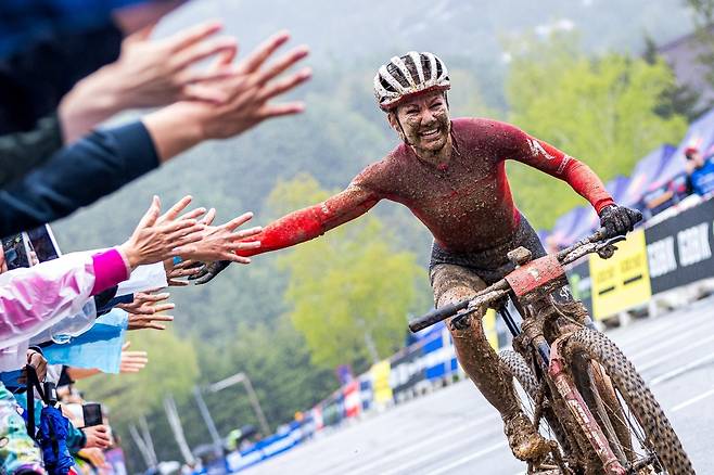 시나 프레이가 팬들과 하이파이브하고 있다. 2026 WHOOP UCI 마운틴바이크 월드시리즈 제공
