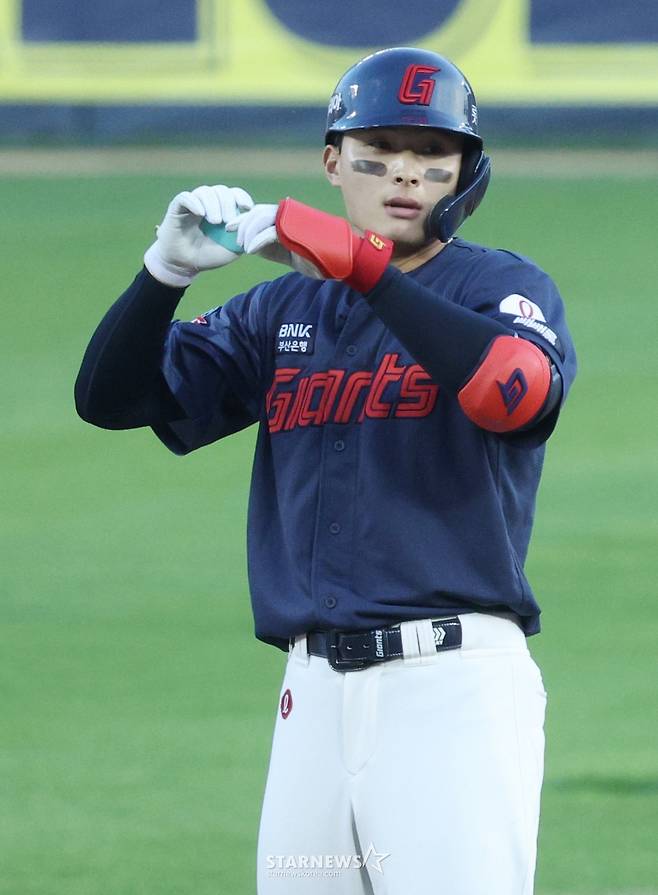 2026 신한 SOL KBO리그 LG 트윈스 대 롯데 자이언츠 경기가 16일 서울 잠실야구장에서 열렸다.  롯데 윤동희가 1회초 2사 1,3루에서 선제 1타점 적시 2루타를 날리고 출루한 후 세리머니를 하고 있다. /사진=김진경 대기자
