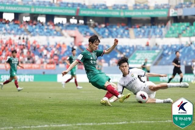 강원FC 수비수 이기혁(오른쪽). /사진=한국프로축구연맹 제공