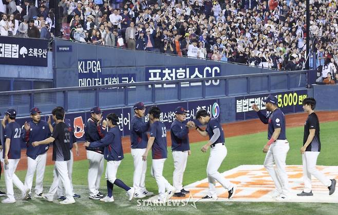 2026 신한 SOL KBO리그 LG 트윈스 대 롯데 자이언츠 경기가 15일 서울 잠실야구장에서 열렸다.  롯데 선수들이 LG에 2-0 승리를 한 후 김태형 감독의 환영을 받고 있다. /사진=김진경 대기자