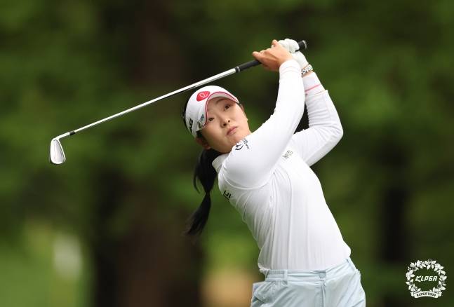 유현조가 3일 한국여자프로골프(KLPGA) 투어 DB 위민스 챔피언십 최종 4라운드에서 아이언샷을 날리고 있다. /사진=KLPGA 제공