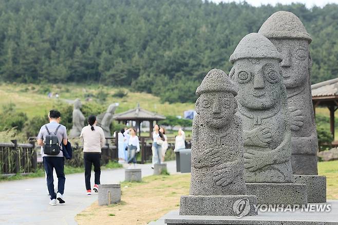 2024년 5월 22일 오전 제주 서귀포시 대정읍 송악산 탐방로에 수학여행 온 학생들의 모습.[연합뉴스 자료사진]