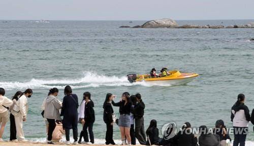 강원 경포해변을 찾은 수학여행단  [연합뉴스 자료사진]