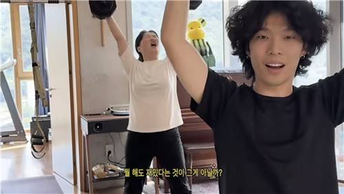 유튜브 영상 속 다이어트를 위해 오빠 이찬혁과 함께 운동하는 이수현 [악동뮤지션 공식 유튜브 채널 'AKMU' 영상 캡처. 재판매 및 DB 금지]