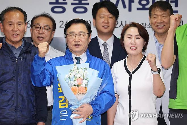 정근식, 서울시교육감 진보 단일후보로 재선 도전 (서울=연합뉴스) 서대연 기자 = 오는 6월 치러지는 서울시 교육감 선거 진보 진영 단일 후보로 확정된 정근식 후보가 24일 서울 종로구 임호빌딩에서 열린 2026 서울 민주진보교육감 단일화 추진위원회(추진위)와의 합동 기자회견에서 추진위 관계자 등 참석자들과 함께 기념사진을 찍고 있다. 2026.4.24 dwise@yna.co.kr