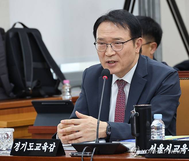 국회 교육위 출석한 임태희 교육감 (서울=연합뉴스) 류영석 기자 = 임태희 경기도 교육감이 30일 국회 교육위원회에서 열린 종합감사에서 의원 질의에 답변하고 있다. 2025.10.30 ondol@yna.co.kr