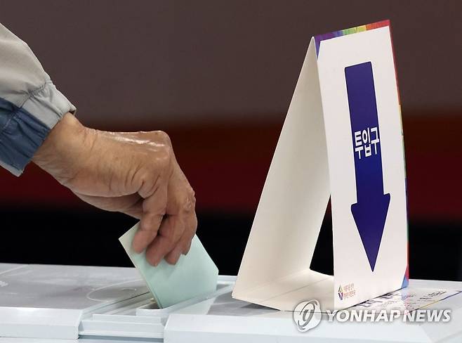 유권자의 선택 (서울=연합뉴스) 이지은 기자 = 제8회 전국동시지방선거일인 1일 서울 성북구 북한산국립공원 탐방안내소 별관에 설치된 투표소에서 한 유권자가 소중한 한 표를 행사하고 있다. 2022.6.1 jieunlee@yna.co.kr