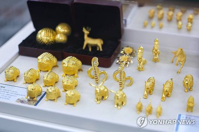 금 시세 (서울=연합뉴스) 서대연 기자 = 지난 3월 24일 서울 종로구 한국금거래소 본점에 놓인 골드바