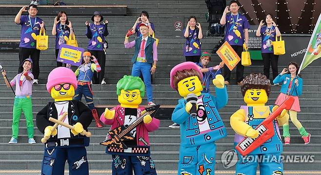 지난해 용산역 앞 춘천 레고랜드 페스티벌 플레이 팝 행사 [연합뉴스 자료사진]