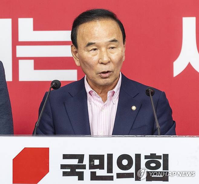 국민의힘 공천관리위, 6ㆍ3 재보선 후보 공천 결과 발표 (서울=연합뉴스) 황광모 기자 = 국민의힘 박덕흠 중앙당 공천관리위원장이 1일 서울 여의도 국민의힘 중앙당사에서 이날 심사한 6ㆍ3 재보선 지역구 후보 공천 결과를 발표하고 있다. 2026.5.1 hkmpooh@yna.co.kr