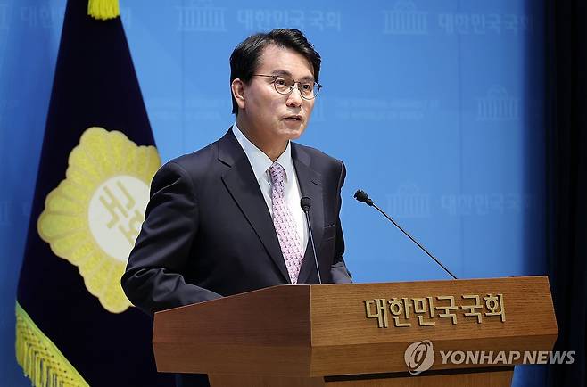 소통관 기자회견 하는 윤상현 의원 (서울=연합뉴스) 이동해 기자 = 국민의힘 윤상현 의원이 3일 국회 소통관에서 더불어민주당의 국정조사 강행과 '조작 기소 특검법' 추진에 반대하는 내용의 기자회견을 하고 있다. 2026.5.3 eastsea@yna.co.kr