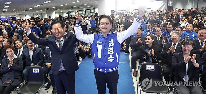 민주당 김경수 경남지사 후보 선거 캠프 개소식 (창원=연합뉴스) 김동민 기자 = 더불어민주당 정청래 대표와 같은 당 김경수 경남지사 후보가 3일 오후 경남 창원시 성산구 중앙동 김 후보 캠프에서 열린 '김경수 경남도지사 후보 선거 캠프 개소식'에서 인사하고 있다. 2026.5.3 image@yna.co.kr