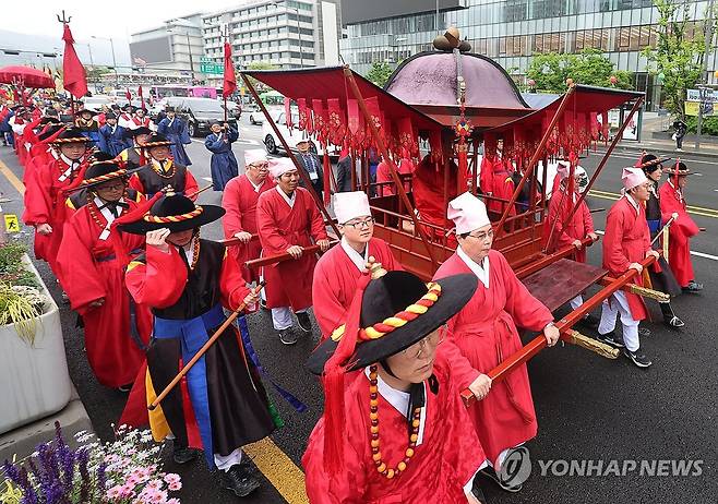 2026 종묘대제 어가행렬 (서울=연합뉴스) 한종찬 기자 = 2026 종묘대제 어가행렬이 3일 서울 광화문에서 출발해 종묘로 향하고 있다. 종묘대제는 조선과 대한제국의 역대 왕·왕비, 황제·황후의 신주를 모시고 지내는 국가 최고 의례이다. 2026.5.3 saba@yna.co.kr