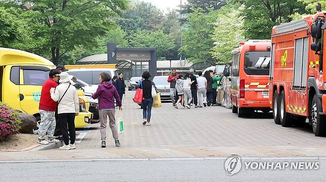 세종시 1천400세대 아파트 통째로 정전 (세종=연합뉴스) 양영석 기자 = 지난 1일 지하 전기실에서 화재가 발생한 세종시 한 아파트 단지 전기 공급이 이틀째 중단되면서 주민 불편이 이어지고 있다. 2일 오후 주민들이 구호 물품을 받으러 가는 모습.2026.5.2 youngs@yna.co.kr