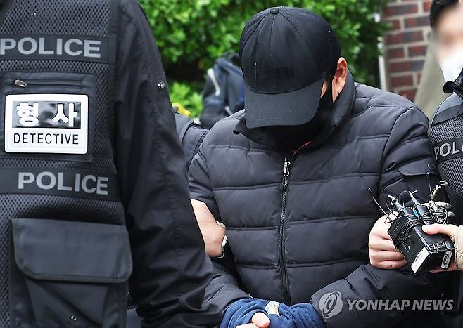 박왕열 마약 공급책 영장실질심사 출석 (수원=연합뉴스) 홍기원 기자 = '마약왕'으로 불리는 박왕열에게 필로폰 등 마약류를 공급한 혐의를 받는 최모(51) 씨가 3일 구속 전 피의자 심문(영장실질심사)에 출석하기 위해 경기도 수원시 장안구 경기남부경찰청 마약ㆍ국제범죄수사대에서 나오고 있다. 2026.5.3 xanadu@yna.co.kr